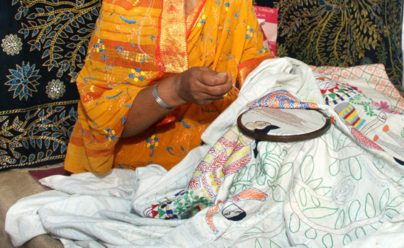 Stiching a Nakshi Kantha (embroidered quilt), Bangladesh (photo: Faizul Latif Chowdhury, CC BY-SA 4.0)