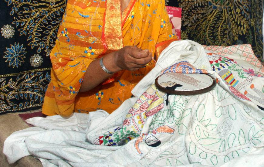 Stiching a Nakshi Kantha (embroidered quilt), Bangladesh (photo: Faizul Latif Chowdhury, CC BY-SA 4.0)