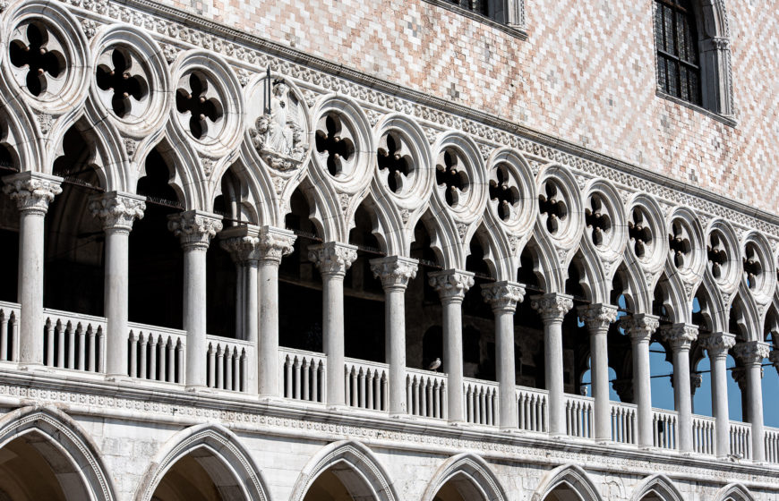 Lower loggia pointed arches and second level balcony tripartite lobes and columns, Palazzo Ducale, 1340 and after, Venice (photo: Ferd Brundick, CC BY-NC-ND 2.0)