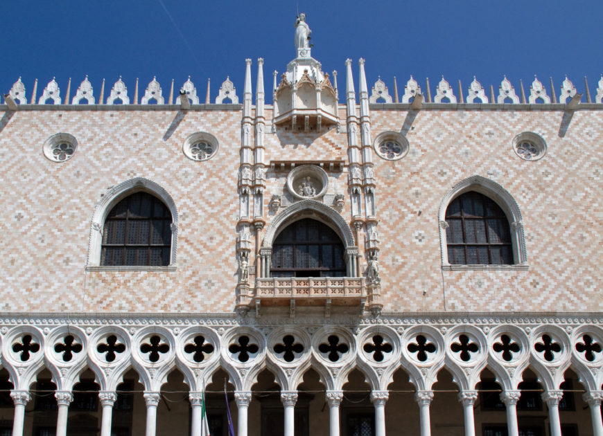 Third level Byzantine patterned stone and second level balcony quatrefoils atop columns, Palazzo Ducale, 1340 and after, Venice (photo: Tony Hisgett, CC BY-NC-SA 2.0)