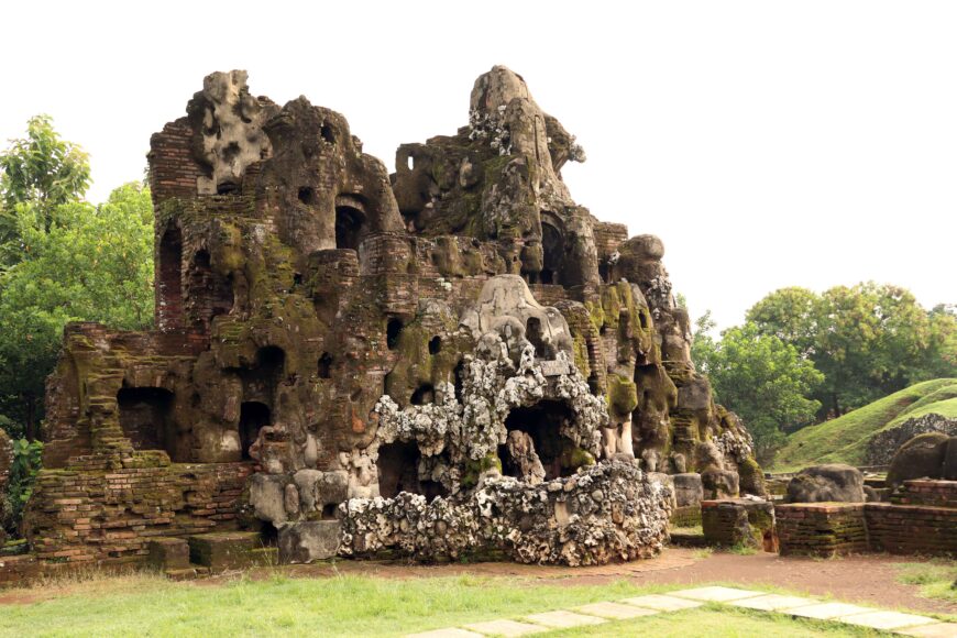 The structure of Gua Jumut at Sunyaragi, Java, 18th century (photo: Panggah Ardiyansyah)