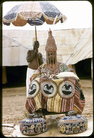 Oba Ademuwagun Adesida II, the Deji (ruler) of Akure, in courtyard of Akure palace, Akure, Nigeria (photo: Eliot Elisofon, 1959)