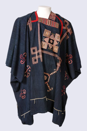 Boubou, Mandinka, indigo-dyed cloth, 19th century (before 1845), 105 x 148 cm (Pitt Rivers Museum)