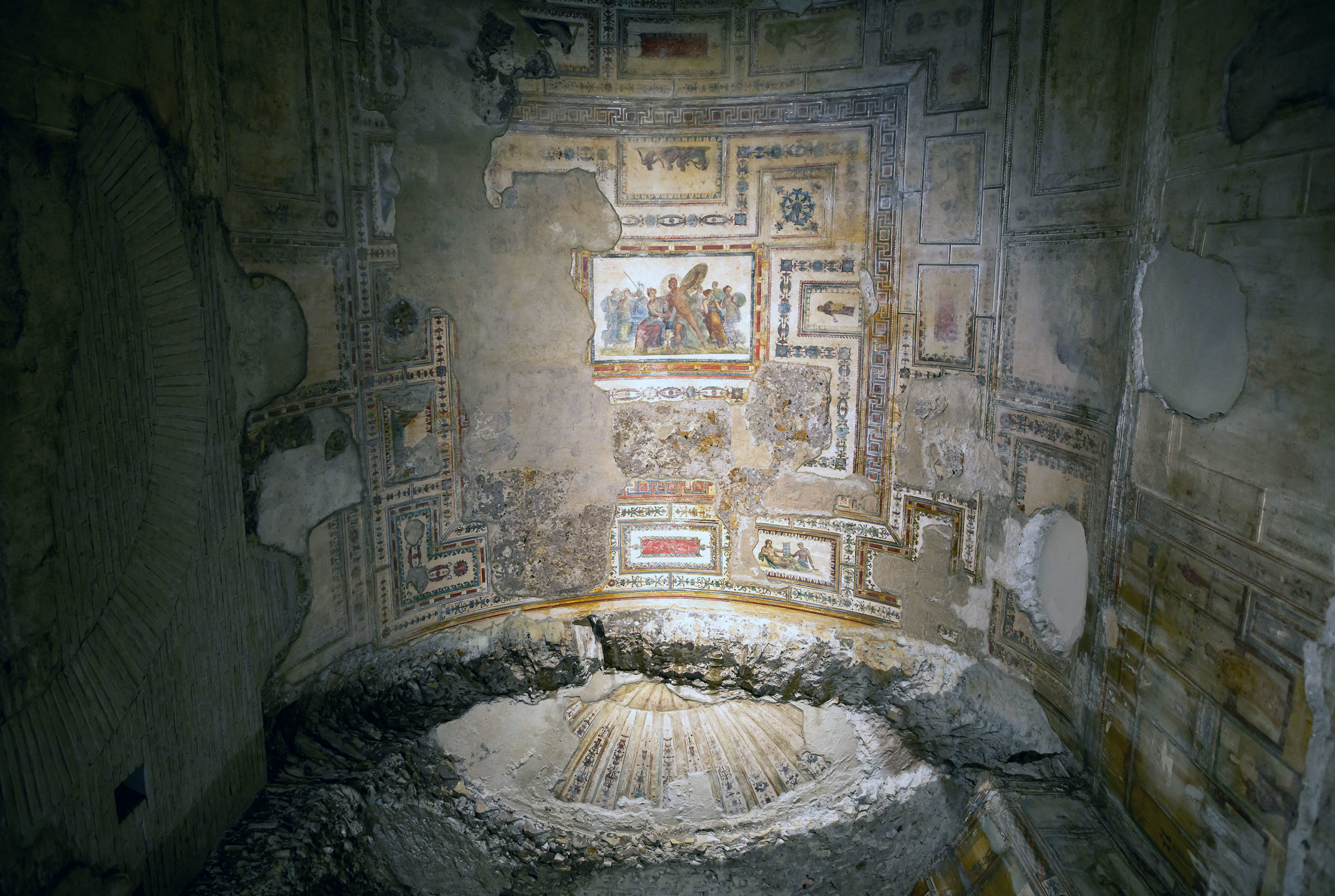 Overhead view of stuccoed and painted vaulting, "Hall of Achilles," Domus Aurea, 65–68 C.E. © ERCO GmbH