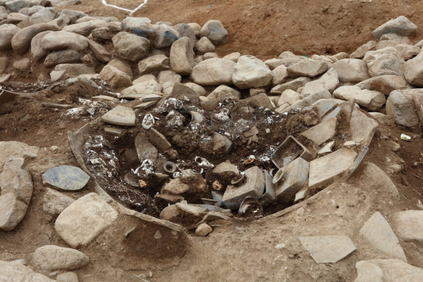 Excavation of a large jar coming out of the southern mound of Seobongchong Tomb. Ceremonial earthenware such as square pots and narrow-mouthed bottles are mixed with oyster shells. (photo: The National Museum of Korea)