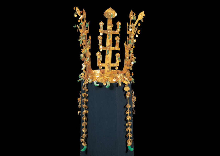 Gold crown with dangling pendants from Geumgwanchong Tomb, Gyeongju, Silla Kingdom, 27.3 cm long, National Treasure 87 (Gyeongju National Museum)
