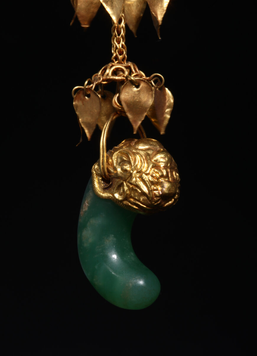 Detail of curved jade with gold dragon head, gold crown with dangling pendants from Geumgwanchong Tomb, Gyeongju, Silla Kingdom, 27.3 cm long, National Treasure 87 (Gyeongju National Museum; photo: Cultural Heritage Administration of the Republic of Korea)