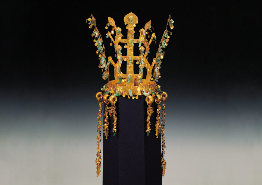 Queen’s gold crown with dangling pendants, from the north mound of Hwangnamdaechong Tomb, Gyeongju, Silla Kingdom, length of pendants (from outer to inner): 31 cm, 14.5 cm, 13.4 cm, National Treasure 191 (National Museum of Korea; photo: Cultural Heritage Administration of the Republic of Korea)