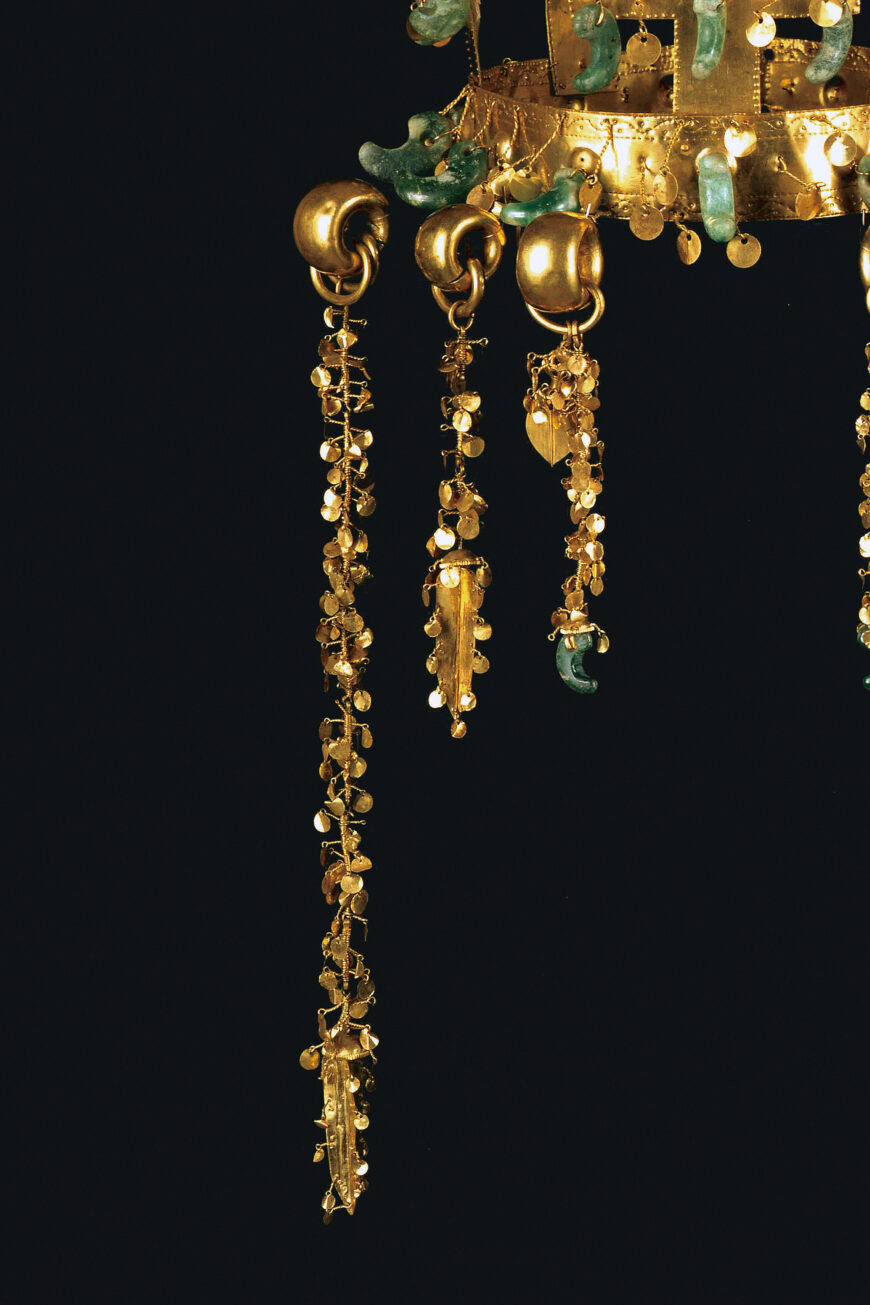 Detail of dangling pendants, queen’s gold crown from the north mound of Hwangnamdaechong Tomb, Gyeongju, Silla Kingdom, length of pendants (from outer to inner): 31 cm, 14.5 cm, 13.4 cm, National Treasure 191 (National Museum of Korea; photo: Gyeongju National Museum)