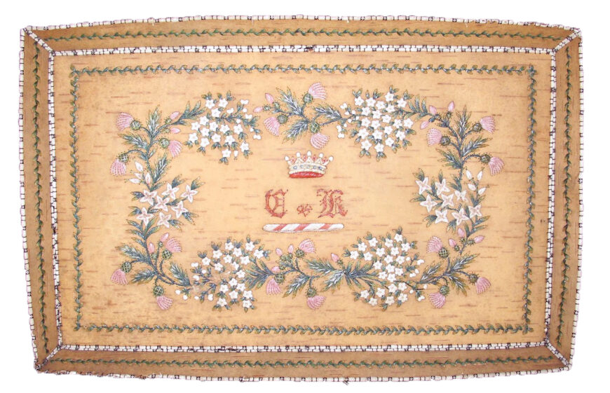 Marguerite Vincent Lawinonkié, Lord Elgin’s tray, 1847–54, birch bark, moose hair, porcupine quill, cotton thread, 38.7 x 24.7 x 2.3 cm (Canadian Museum of History, Elgin collection; photo: Stéphane Laurin)