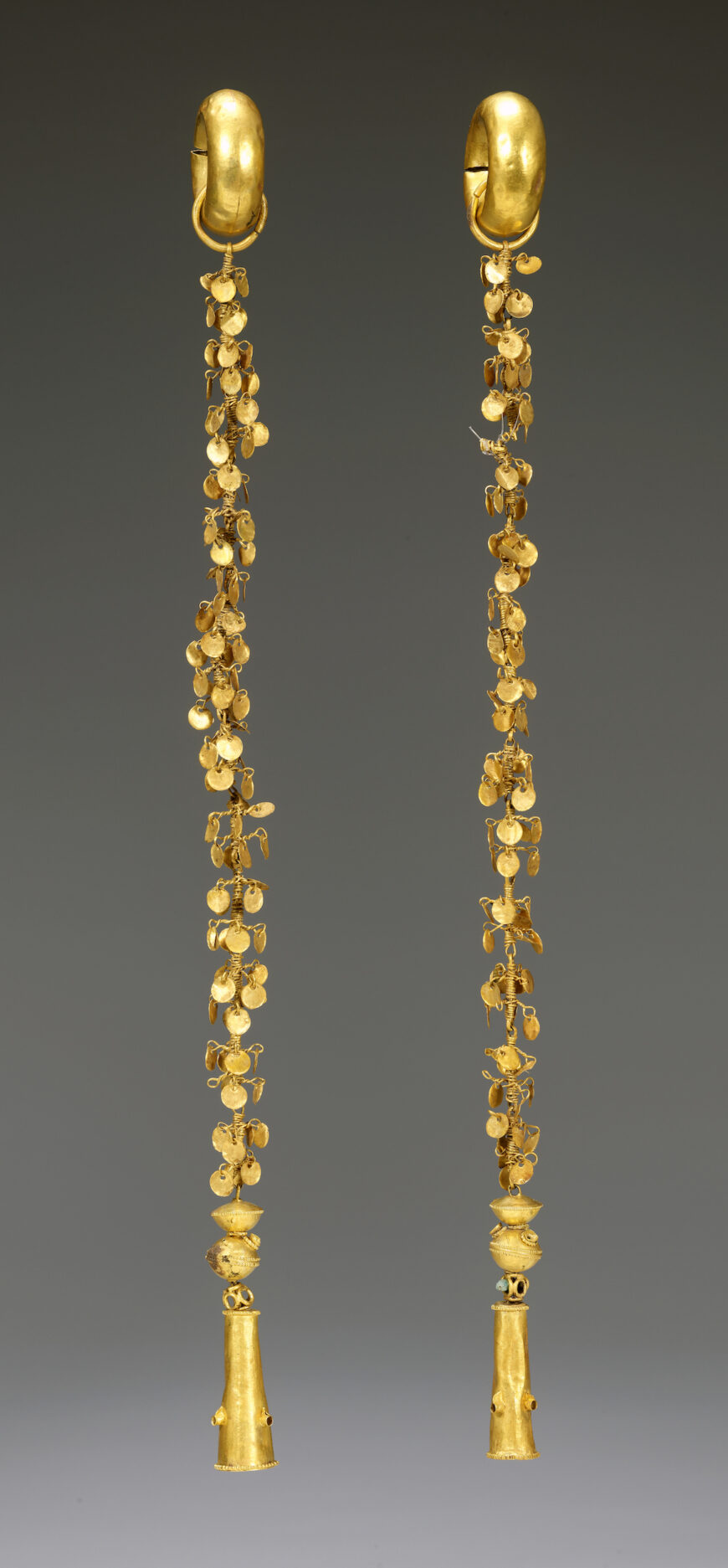 Gold dangling pendants, late 4th century (Silla), Wolseong-ro Ga-district Tomb 13, 26.4 cm long (Gyeongju National Museum)