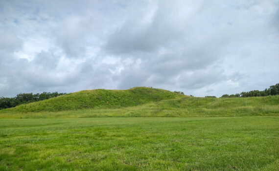 Mound A, Poverty Point, Louisiana, ca. 1300 BCE. Earthwork, 710 ft. long x 660 ft. wide x 72 ft. high (photo: Amanda, CC BY 2.0)