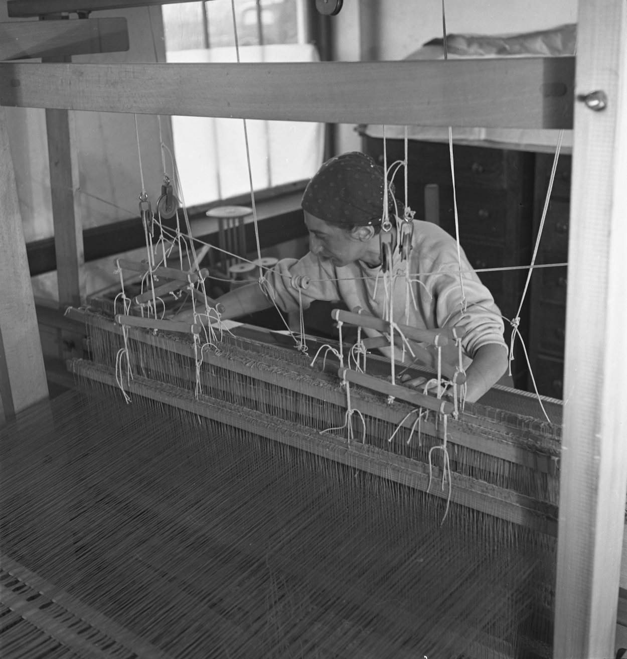 Anni Albers, Black Mountain College, 1937 (Western Regional Archives, State Archives of North Carolina; photo: Helen M. Post) © 2021 The Josef and Anni Albers Foundation
