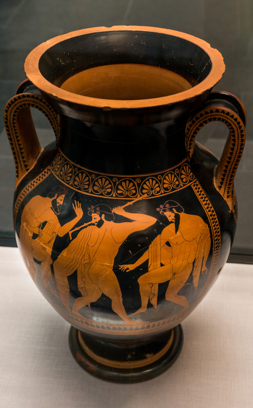 Euthymides, Three Revelers (Athenian red-figure amphora), c. 510 B.C.E., 61 cm high (Staatliche Antikensammlungen, Munich; photo: ArchaiOptix, CC BY-SA 4.0)