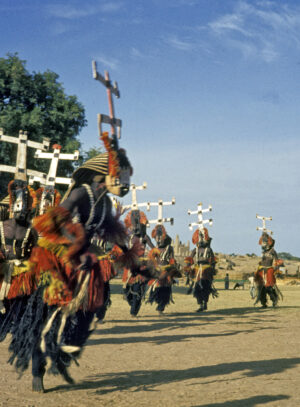 Kanaga masks performed by dancers, Dogon peoples, Mail, 1974 (photo: H. Grobe, <a href="https://creativecommons.org/licenses/by-sa/3.0/">CC BY-SA 3.0</a>)