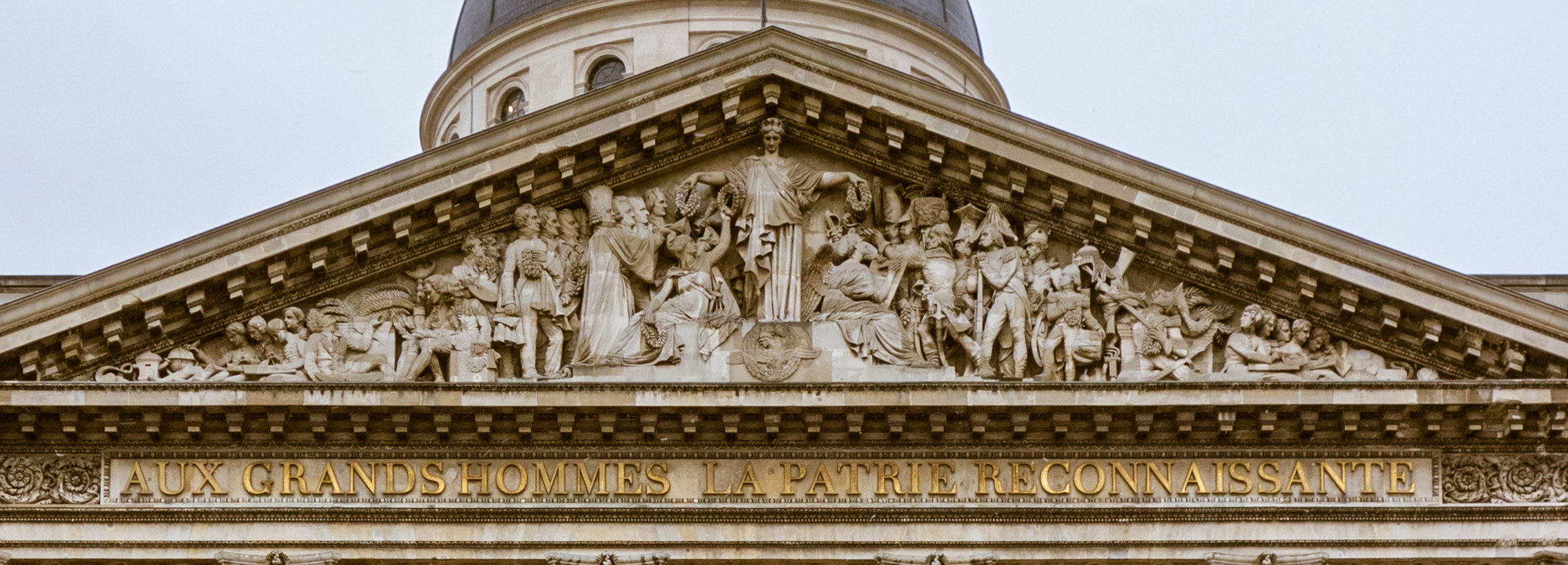 Detail of inscription, “To the Great Men [from] a Grateful Fatherland” (“Aux grands hommes la patrie reconnaissante”), Jacques-Germain Soufflot, Church of Ste-Geneviève (now Le Panthéon), 1755–90, Paris, France (photo: Andrew H, CC BY 2.0)