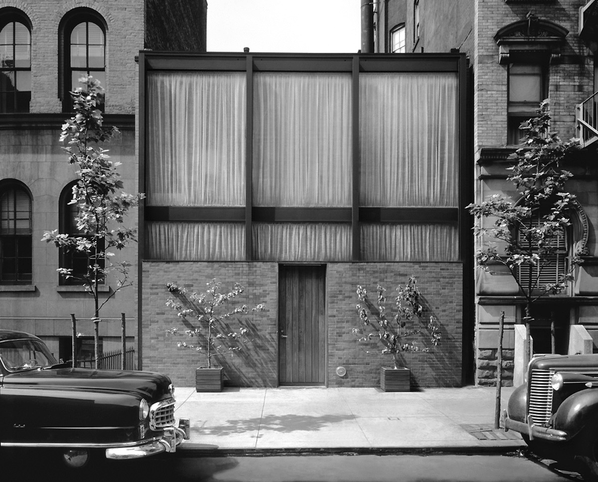 Anni Albers curtains drawn across the Rockefeller Guest House windows, 242 East 52 Street, NYC, 1950 (photo: Robert Demora, © Estate of the Artist, detail of original photograph)
