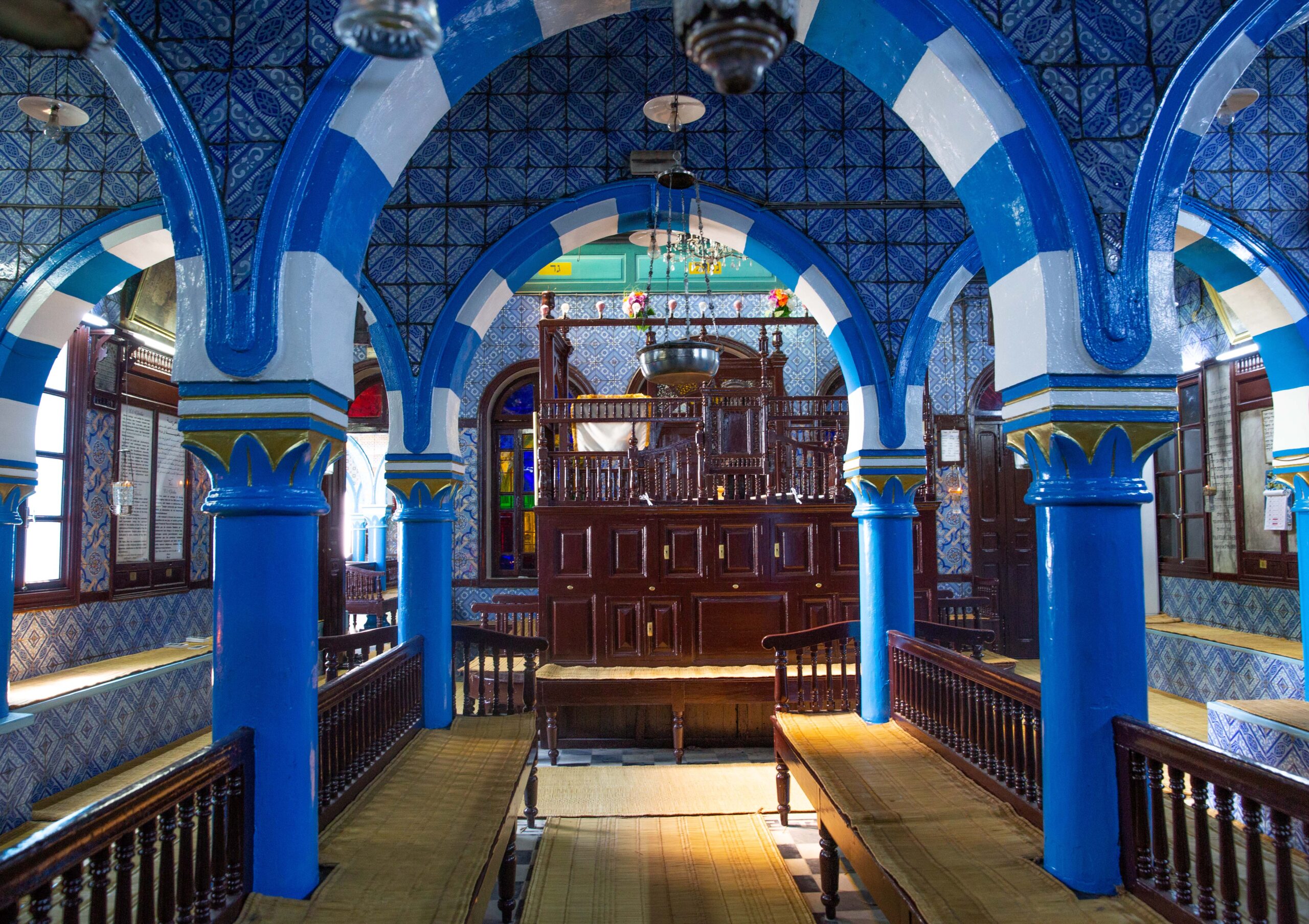 Ghriba synagogue sanctuary with view of wooden bema, 19th century, Djerba, Tunisia (photo: Ariel Fein, CC BY-NC-SA 2.0)