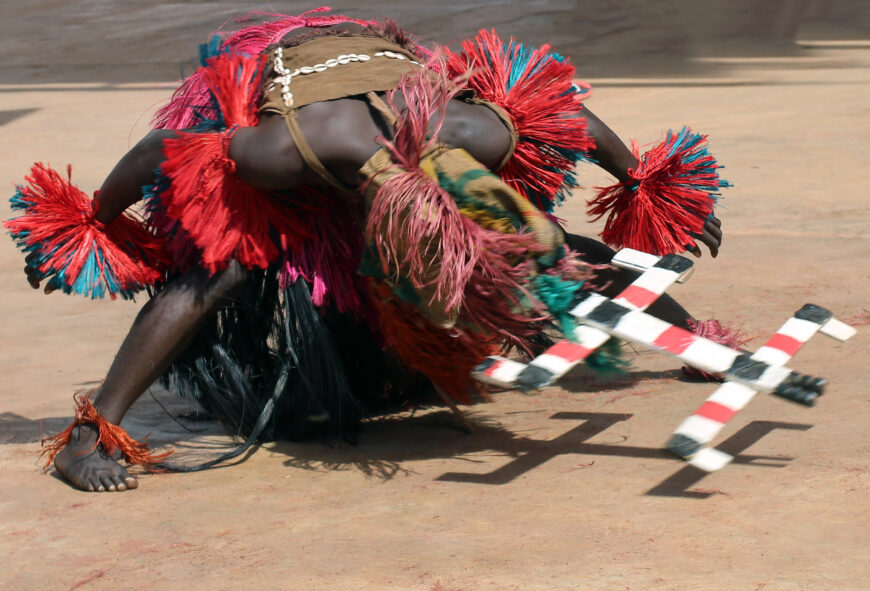 Kanaga mask performed by dancer, Dogon peoples, Mali, 2016 (photo: JDDBOSS, <a href="https://creativecommons.org/licenses/by-sa/4.0/deed.en">CC BY-SA 4.0</a>)