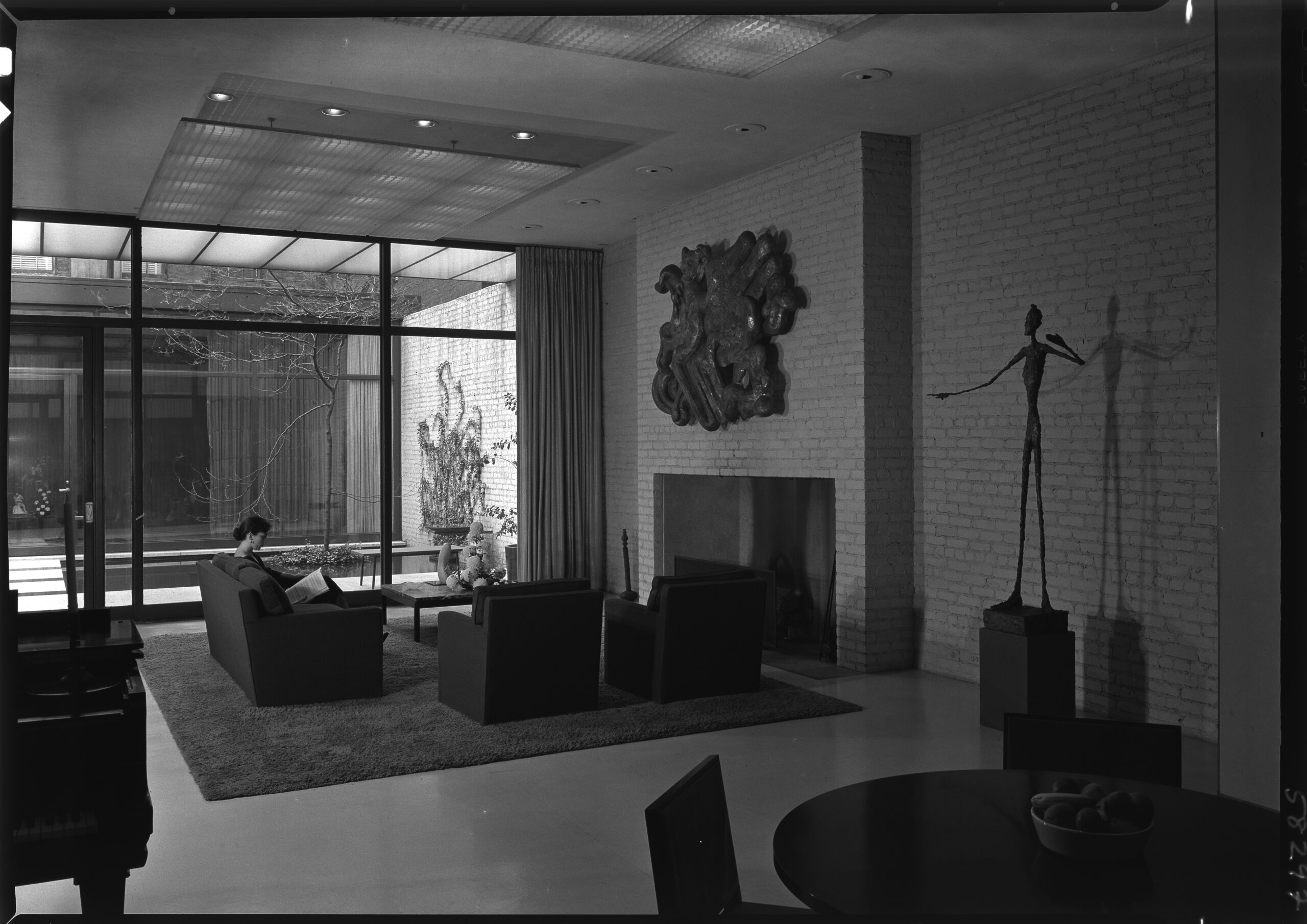 Philip Johnson with Landis Gores and Frederick C. Genz, (architects), Rockefeller Guest House, 242 East 52 Street, NYC, 1950, photo: Gottscho-Schleisner (Library of Congress)