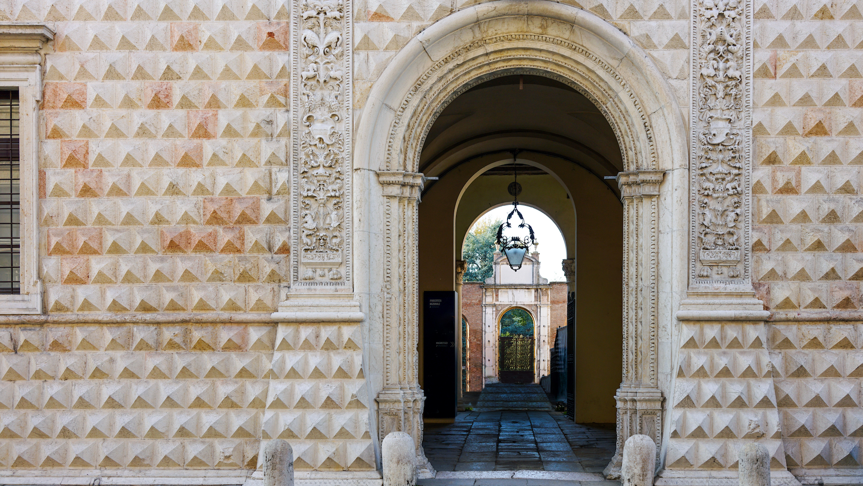 Smarthistory – Palazzo dei Diamanti, Ferrara