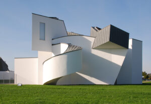 Frank Gehry, East façade, Vitra Design Museum, Weil am Rhein von Osten, 1989 (photo: Wladyslaw, CC BY-SA 3.0)