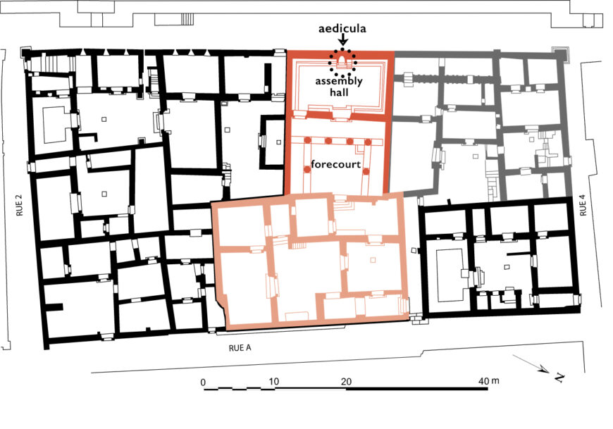 Plan of the L7 block of Dura-Europos with the synagogue (last state) in red; in orange, the entrance and outbuildings (plan after N. C. Andrews (1941) taken up in Hachlili, Ancient Jewish Art and Archeology in the Diaspora, 1998, 41 after Pearson in Hopkins e. a. 1936; plan: Marysas, CC BY-SA 3.0) 