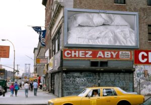 Felix Gonzalez-Torres, Untitled, 1991, 77–79 Delancey Street/southeast corner Allen Street, Manhattan, New York (The Felix Gonzalez-Torres Foundation; photo: Peter Muscato) © The Felix Gonzalez-Torres Foundation