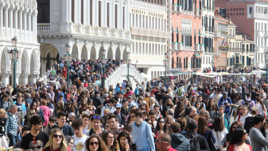 Crowds in Venice (photo: Gary Bembridge, CC BY 2.0)