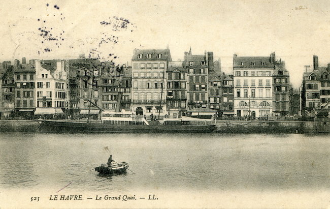A postcard of the Norman port of Le Havre from around 1900, with the white Hôtel de l'Amirauté (where Monet painted Impression, Sunrise) at the center (Bibliothèque municipale du Havre)