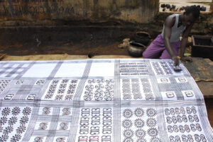 Anthony Boakye prints an adinkra cloth with a calabash stamp in Ntonso, Ghana, 2009 (photo: ArtProf, CC BY-SA 3.0)