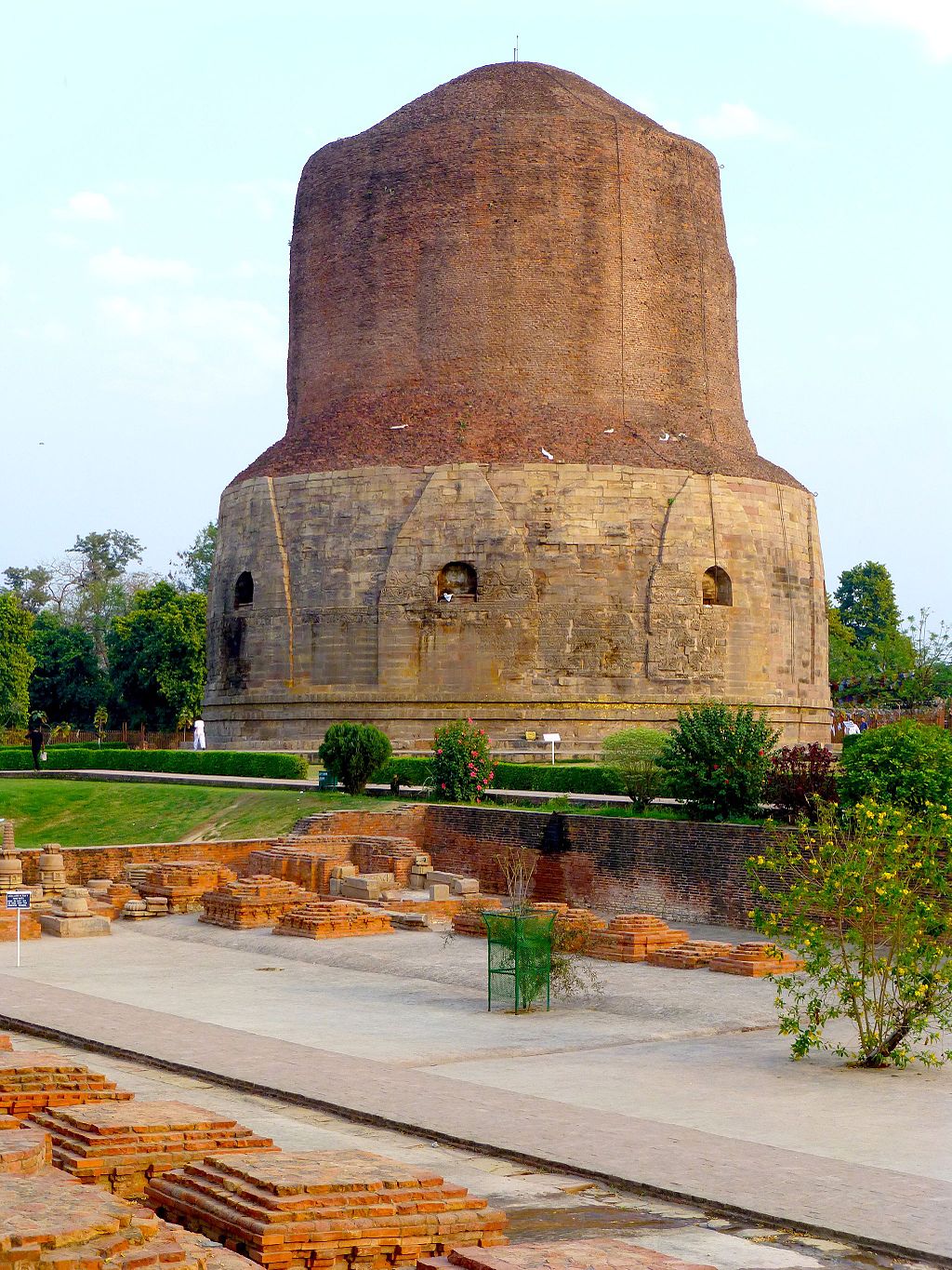 Dhamek Stupa, c. 5th–6th century (Sarnath, Uttar Pradesh, India) (photo: Anandajoti Bhikkhu, CC BY 2.0)