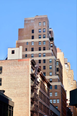 Setbacks and ziggurat shape at 130 West 30th Street, New York (photo: author)
