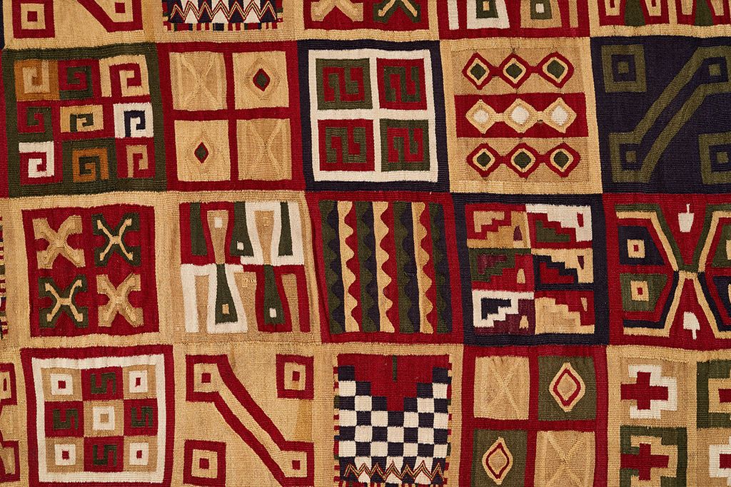 Patterns of tunic (detail), All-T’oqapu Tunic, Inka, 1450–1540, camelid fiber and cotton, 90.2 x 77.15 cm (Dumbarton Oaks, Washington D.C.)