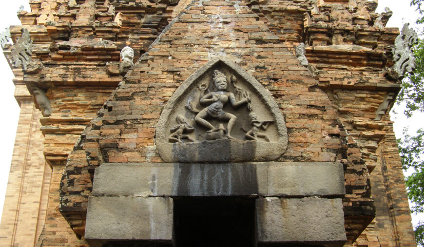 Hindu Goddess Durga, Po Nagar Temple, Nha Trang, Vietnam (photo: RG72, CC BY-SA 4.0)
