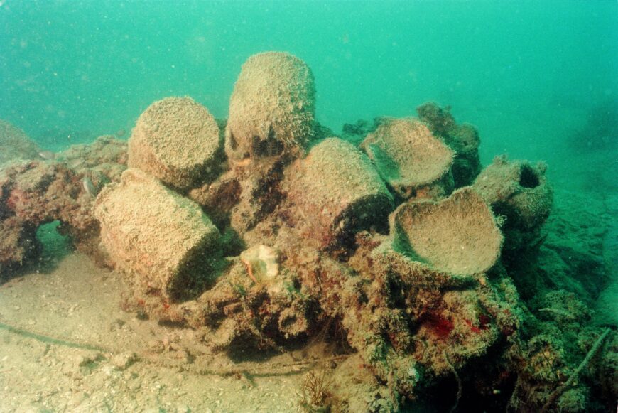 Ceramics from the Belitung wreck lie undisturbed on the seabed (photo: courtesy Michael Flecker, CC BY-NC-SA)