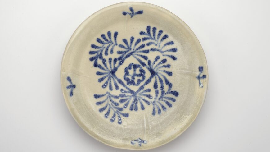 Blue-and-white dish, c. 830s (China, Gongyi [Gongxian] kilns) stoneware (Courtesy Asian Civilisations Museum, CC BY-NC-SA)