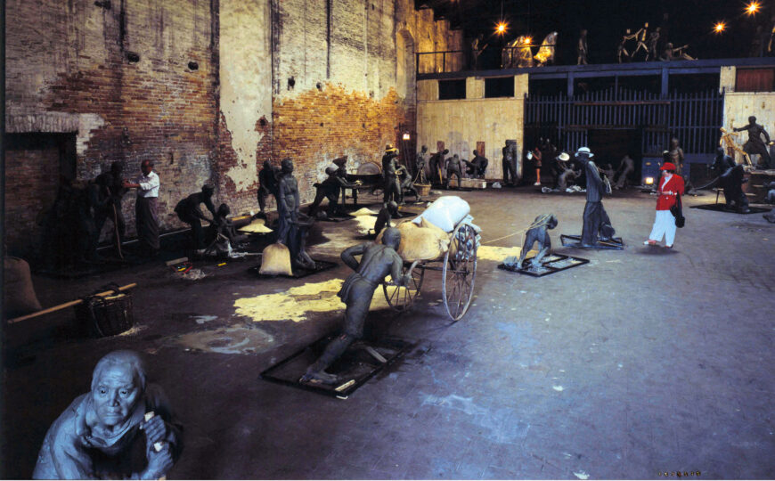 Cai Guo-Qiang, Venice’s Rent Collection Courtyard (installation view at 48th Venice Biennale), 1999, clay with wood and wire frames (photo: Elio Montanari) © Cai Guo-Qiang