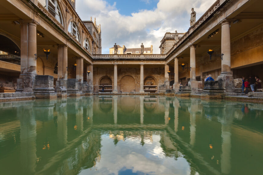 View of the main pool ("Great Bath") of the Roman spa fed by the sacred spring, Bath, England, constructed from the 1st to 5th centuries C.E., the pool is now open to the sky and surrounded by later buildings (photo: Diego Delso, CC BY-SA 4.0)