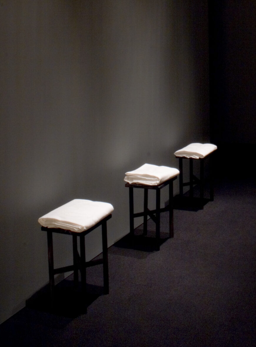 Antechamber with 3 stands of folded white sheets (detail), María Magdalena Campos-Pons, Spoken Softly with Mama, 1998 (National Gallery of Canada, Ottawa) © María Magdalena Campos-Pons