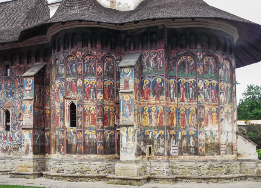 Exterior view of the south side of the apse, church of the Annunciation, Moldovița Monastery, Moldavia, modern Romania, 1532–37 (photo: Sîmbotin, CC BY-SA 3.0 RO)