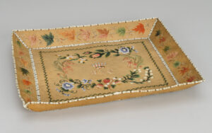 Marguerite Vincent Lawinonkié, Lady Elgin’s tray, 1847–54, birch bark, moose hair, porcupine quill, cotton thread, 5.2 x 31 x 39 cm (Elgin collection, Canadian Museum of History, Gatineau)