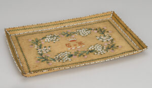 Marguerite Vincent Lawinonkié, Lord Elgin’s tray, 1847–54, birch bark, moose hair, porcupine quill, cotton thread, 2.3 x 38.7 x 24.7 cm (Elgin collection, Canadian Museum of History, Gatineau)