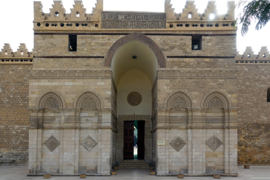 Projecting portal, façade, Mosque of al-Ḥakīm, Cairo, 990 (photo: Iman R. Abdulfattah, CC BY-NC-SA 4.0)