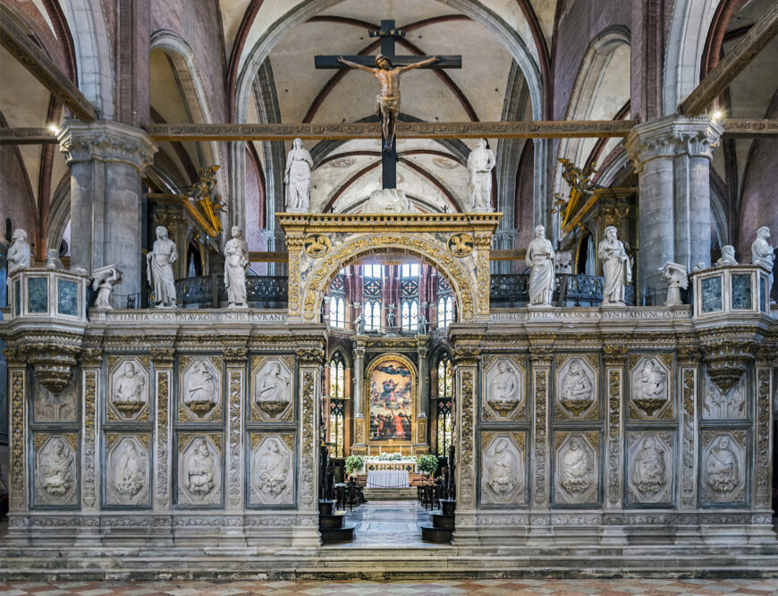 Basilica di Santa Maria Gloriosa dei Frari, Venice showing the rood screen with Titian's Assumption of the Virgin at the center (photo: Didier Descouens, CC BY-SA 4.0)