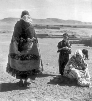 A Moroccan Jew wearing an akhnif, c. 1940s, photographed by Jean Besancenot (The Israel Museum, Jerusalem)