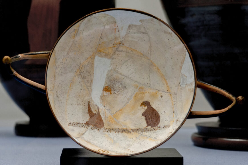 Sotades Painter, White-ground cup, c. 460 B.C.E., ceramic, 13.3 cm diameter (British Museum, London; photo: Egisto Sani, CC BY-NC-SA 2.0)