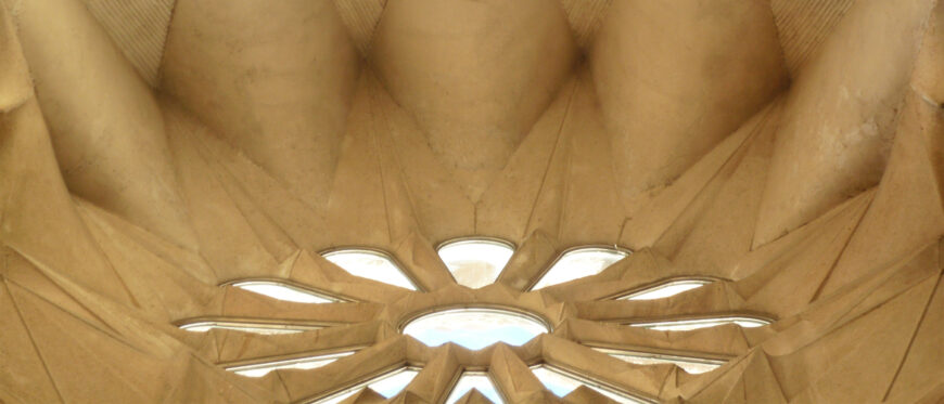 Antoni Gaudí, Church of the Sagrada Família or Basílica i Temple Expiatori de la Sagrada Família, 1882– (consecrated 2010, but still under construction), Barcelona, Spain (photo: Steven Zucker, CC BY-NC-SA 2.0)