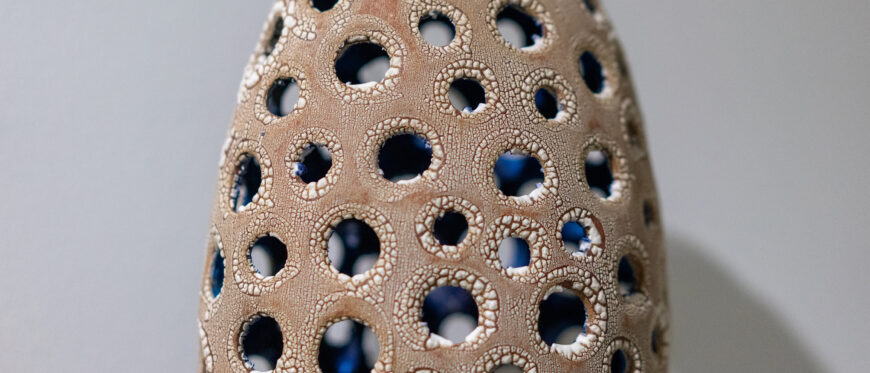 Courtney Leonard’s ARTIFICE Ellipse | Log: 18-3, coiled micaceous clay with glaze, 5 3/8 x 15 x 7 inches (Newark Museum of Art) © Courtney M. Leonard