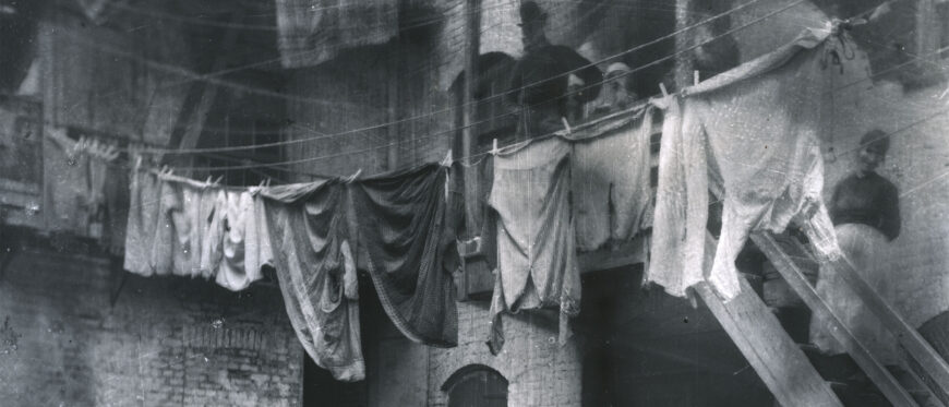 Jacob Riis, Baxter Street, 1888–90, rom How the Other Half Lives: Studies Among the Tenements of New York, Charles Scribner’s Sons: New York, 1890 (The Museum of the City of New York)